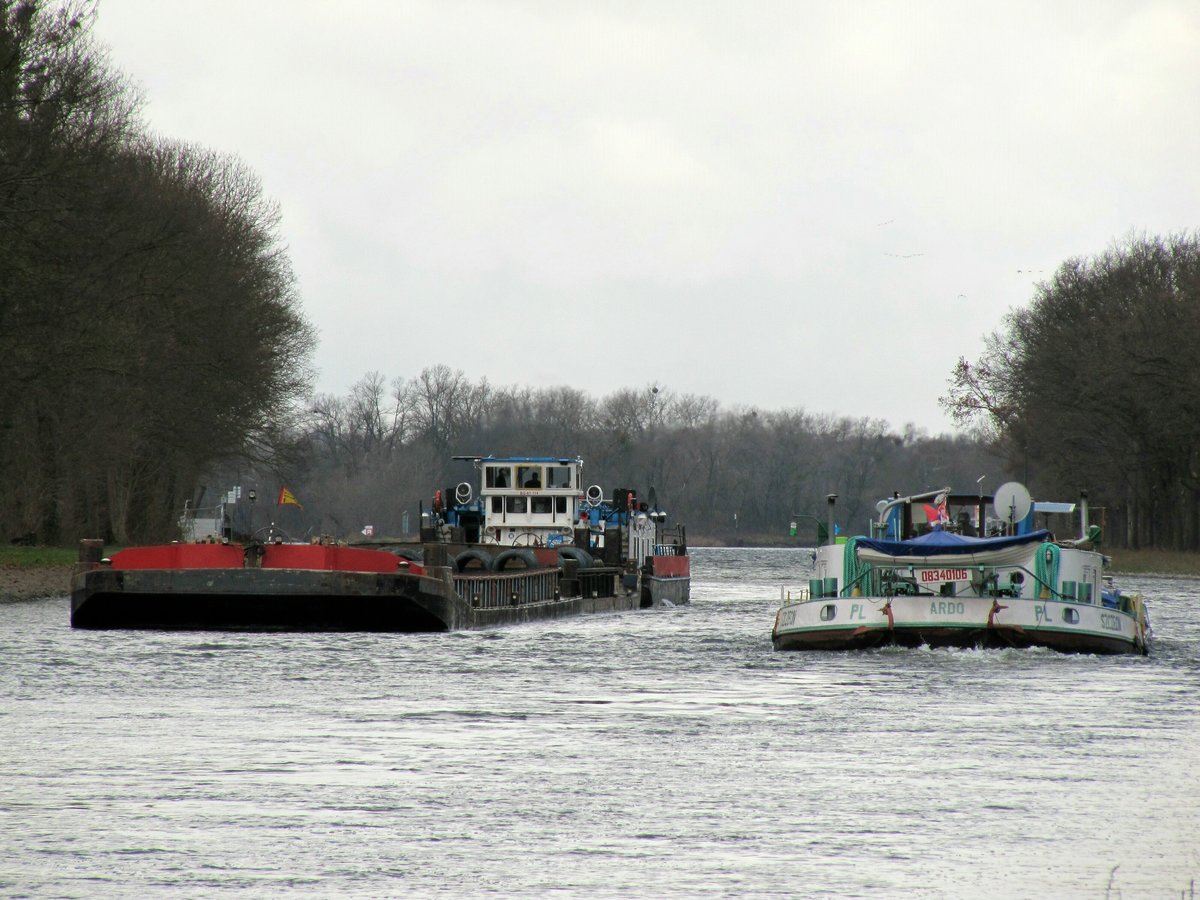 Schiffsbegegnung am 08.12.2017 im Sacrow-Paretzer-Kanal / UHW bei Schlänitzsee. GMS Ardo (08340106) fährt zu Tal , der Schubverband mit SB Bizon-B-22 (08355193) zu Berg. 