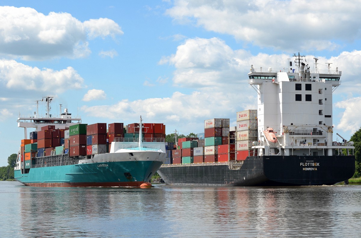 Schiffsbegegnung am 15.06.14 im Nord-Ostsee-Kanal an der Weiche Fischerhütte zwischen der Larissa IMO-Nummer:9246566 Flagge:Zypern Länge:134.0m Breite:23.0m Baujahr:2004 Bauwerft:Sietas,Hamburg Deutschland und der Flottbek IMO-Nummer:9313216 Flagge:Liberia Länge:169.0m Breite:27.0m Baujahr:2005 Bauwerft:Meyer Werft,Papenburg Deutschland 