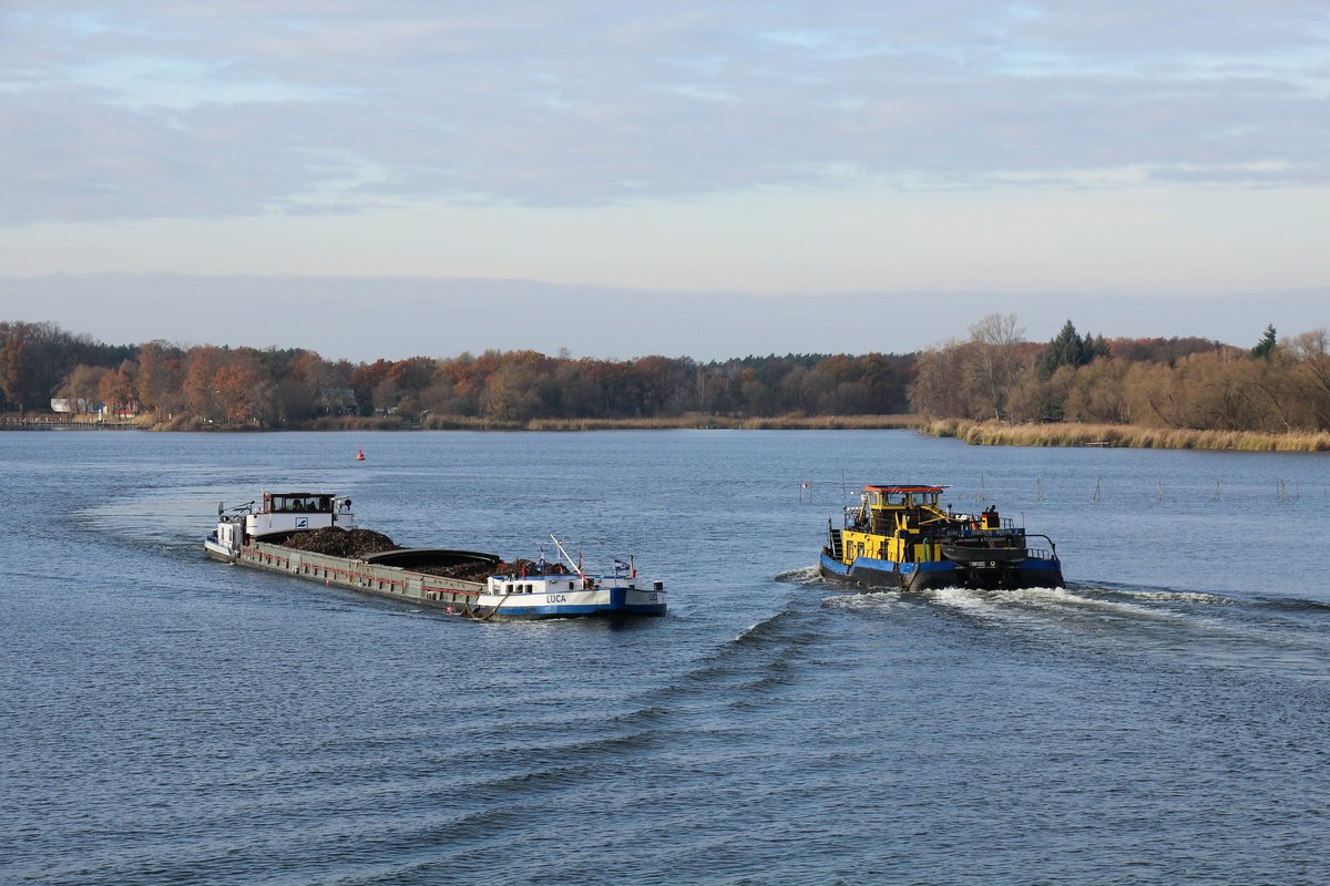 Schiffsbegegnung am 24.11.2020 im WENDSEE / ELBE-HAVEL-KANAL bei Kirchmöser-West. GMS LUCA (04005660 , 80 x 8,20m) fuhr zum Elektrostahlwerk in Brandenburg/Havel und das Schubboot BIRK.B (05801510 , 21,65 x 8,17m) Richtung Elbe. 