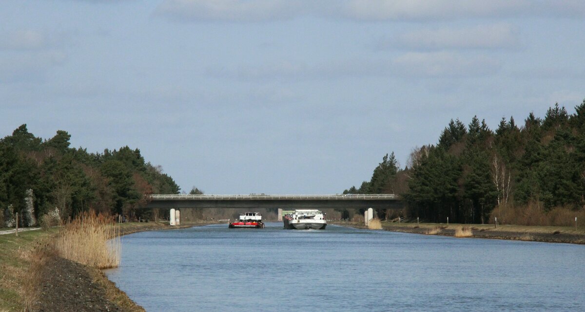 Schiffsbegegnung am 29.03.2022 im  ELBE-SEITENKANAL  bei Lüneburg / Strassenbrücke L221. TMS Dettmer Tank 118 (02332573) fuhr zu Tal Richtung Schiffshebewerk Scharnebeck und der Koppelverband mit dem GSL Hannover 1 (04032140) & dem SGMS Niedersachsen 1 (04005070) zu Berg Richtung Schleuse Uelzen.