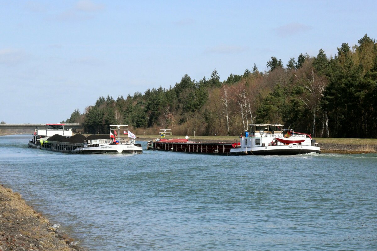 Schiffsbegegnung am 29.03.2022 im  ELBE-SEITENKANAL  Höhe Hafen Lüneburg. GMS CAPELLA (rechts im Bild , 04013430) fuhr zu Tal Richtung Schiffshebewerk Scharnebeck. GMS  STADT-FÜRTH  (04003910 , 100 x 9m) fuhr zu Berg Richtung Schleuse Uelzen.