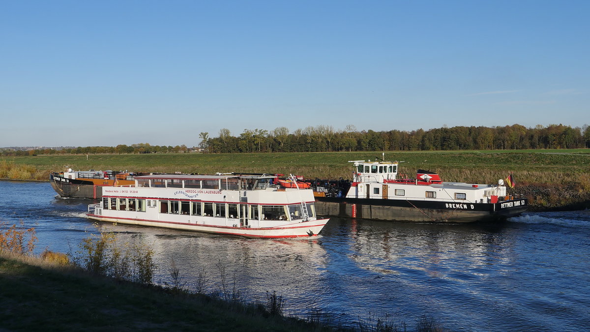 Schiffsbegegnung auf dem Elbe-Seitenkanal: TMS DETTMER TANK 53 Bremen ENI 04017280 vom Schiffshebewerk Lüneburg kommend und in Gegenrichtung das Ausflugsschiff HERZOG VON LAUENBURG der Reederei Helle ENI 05501450 von Artlenburg kommend; Scharnebeck, 03.11.2018
