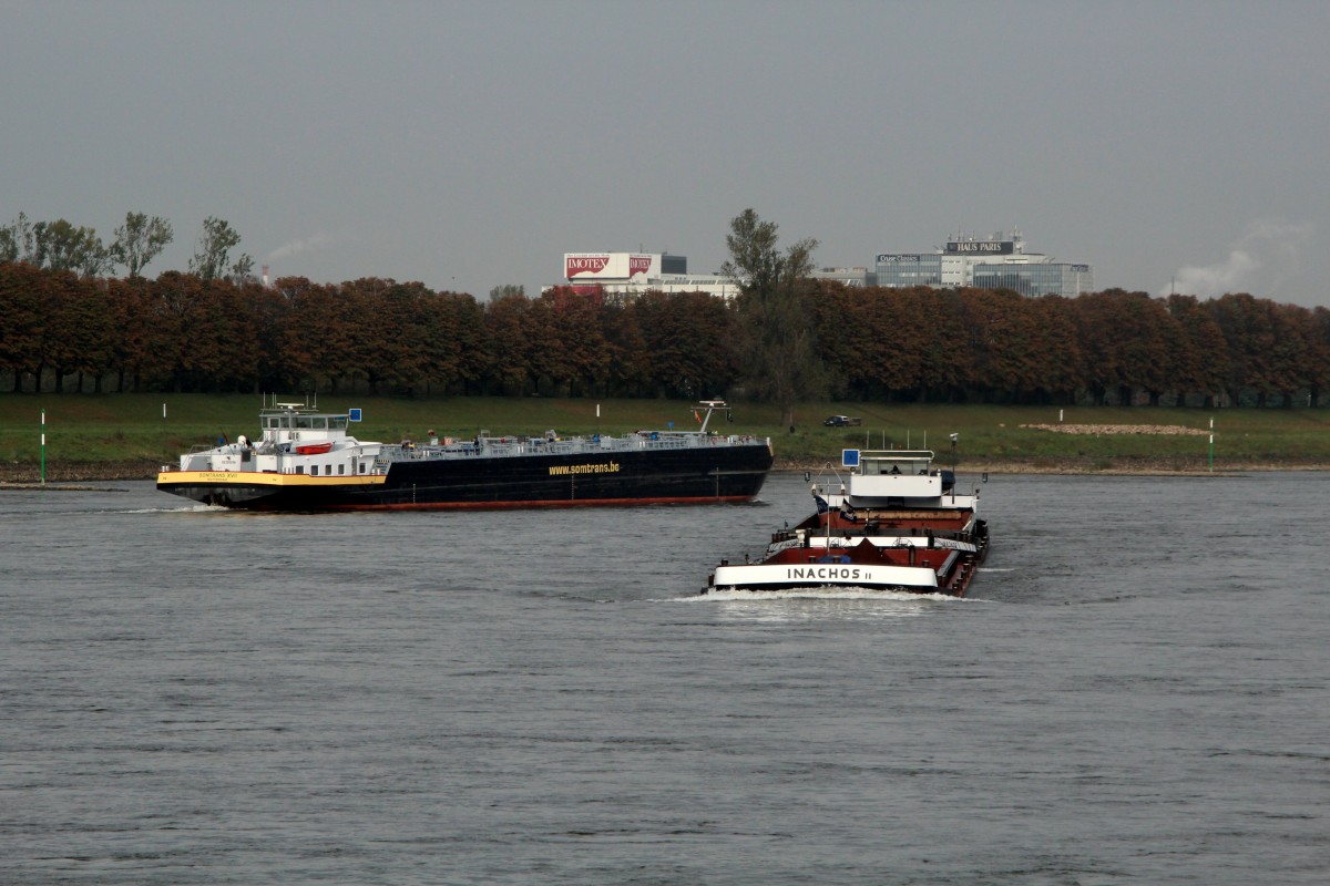 Schiffsbegegnung auf dem Rhein bei km 735. TMS Somtrans XVII (02325250 , 110 x 13,30m) auf Talfahrt und Koppelverband Inachos (II) , 02322913 + 02324814 , Ges.-Länge 171,5m , mit Erzen auf Bergfahrt.  