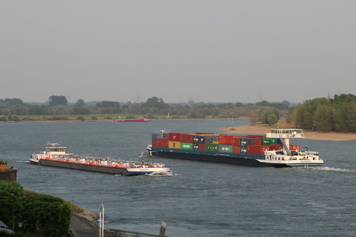 Schiffsbegegnung auf dem Rhein bei Rees bei km 837 am 07.07.2017. GMS Margreta (02328697 , 135 x 14,2m) fährt mit Containern beladen zu Berg. TMS Eureka (02336184 , 110 x 11,45m) zu Tal.