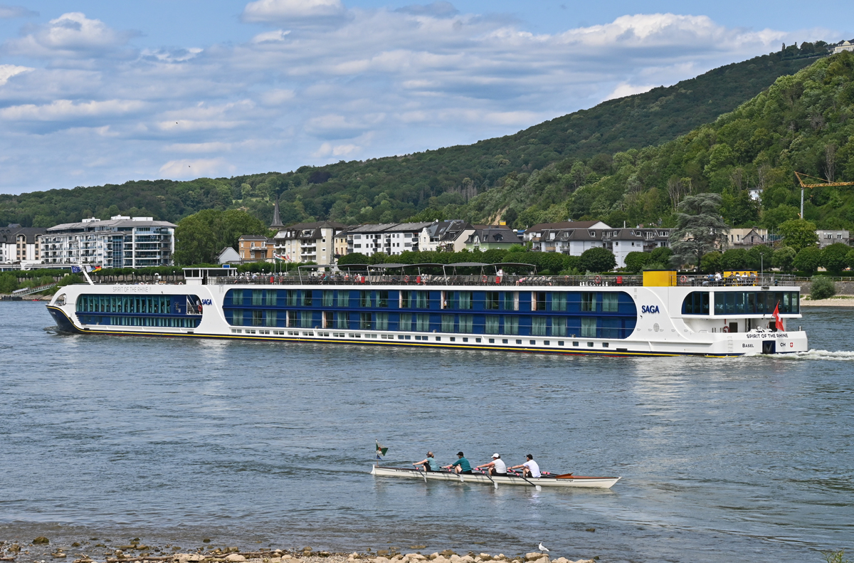 Schiffsbegegnung auf dem Rhein bei Königswinter - Vierer ohne Steuermann und KFGS SPIRIT OF THE RHINE - 22.07.2023