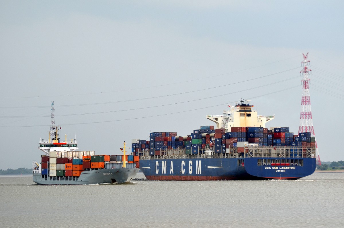 Schiffsbegegnung auf der Elbe bei Lühe am 05.07.14 zwischen der CMA CGM Lamartine IMO-Nummer:9409194 Flagge:Großbritannien Länge:299.0m Breite:40.0m Baujahr:2010 Bauwerft:Hanjin Heavy Industries,Pusan Südkorea und der Jessica B IMO-Nummer:9226384 Flagge:Antigua und Barbuda Länge:133.0m Breite:20.0m Baujahr:2000 Bauwerft:Sietas,Hamburg Deutschland.