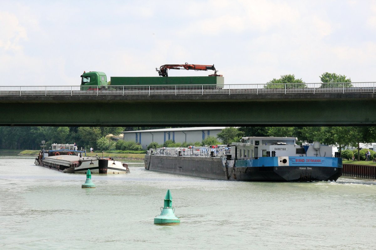 Schiffsbegegnung im Dortmund-Ems-Kanal an der B 481 am 12.05.2018. TMS Bernd Deymann (04807160) fuhr Richtung Nasses Dreieck und das GMS Altmark Richtung Schleuse Münster. 