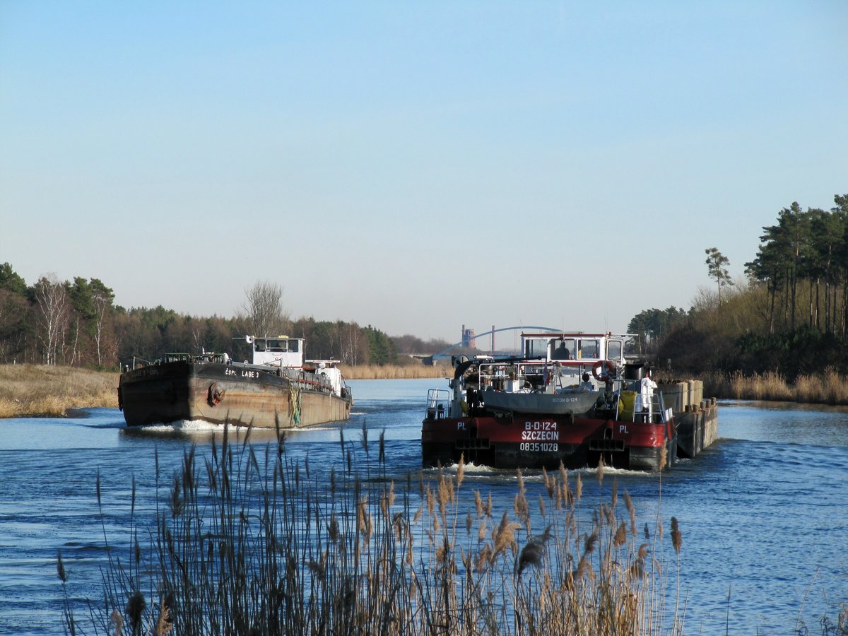 Schiffsbegegnung im Elbe-Havelkanal zw. der Schleuse Wusterwitz und Kader Schleuse am 15.02.2019. SB Bizon-0-124 (08351028) ist auf Bergfahrt und das GMS Labe 3 (09551066) auf Talfahrt.