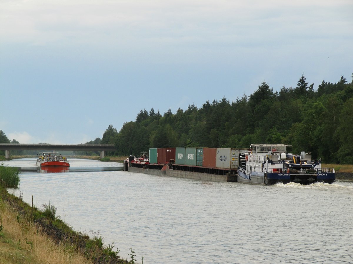 Schiffsbegegnung im Elbe-Seitenkanal am 20.07.2019 Höhe Lüneburg. Der Container-Schubverband mit SB Orion II (05609480) fuhr zu Tal , TMS Marina (08040008) zu Berg.