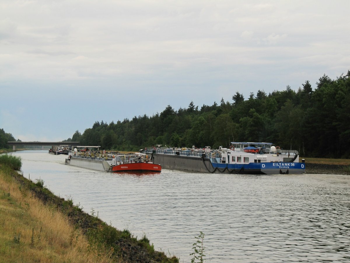 Schiffsbegegnung im Elbe-Seitenkanal Höhe Hafen Lüneburg am 20.07.2019. TMS Marina (08040008) fuhr zu Berg , TMS Eiltank 36 (04802990) zu Tal.
