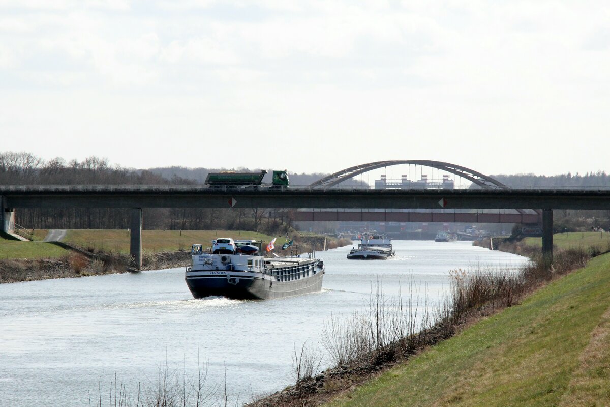 Schiffsbegegnung im  ELBE-SEITENKANAL  Höhe km 108,.. / Strassenbrücke K29 am 29.03.2022. GMS Via Nova (03170631) fuhr zu Berg Richtung Schiffshebewerk Scharnebeck und GMS Lusitania (04005670) zu Tal Richtung Artenburg/Elbe.