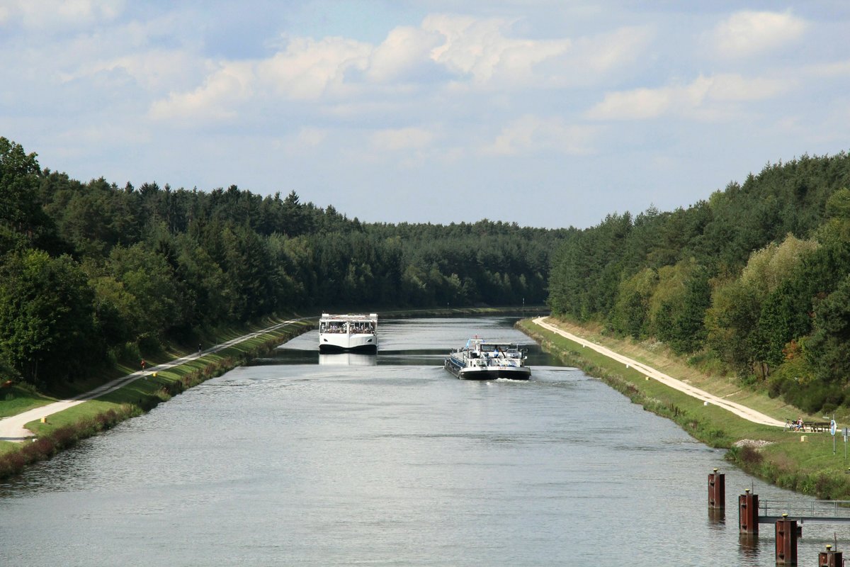 Schiffsbegegnung im Main-Donal-Kanal unterhalb der Schleuse Eckersmühlen bei Haimpfarrich am 14.09.2019. Das GMS Aschaff (04403760) fuhr zu Tal und das KFGS Viking Var (07001963) zu Berg.