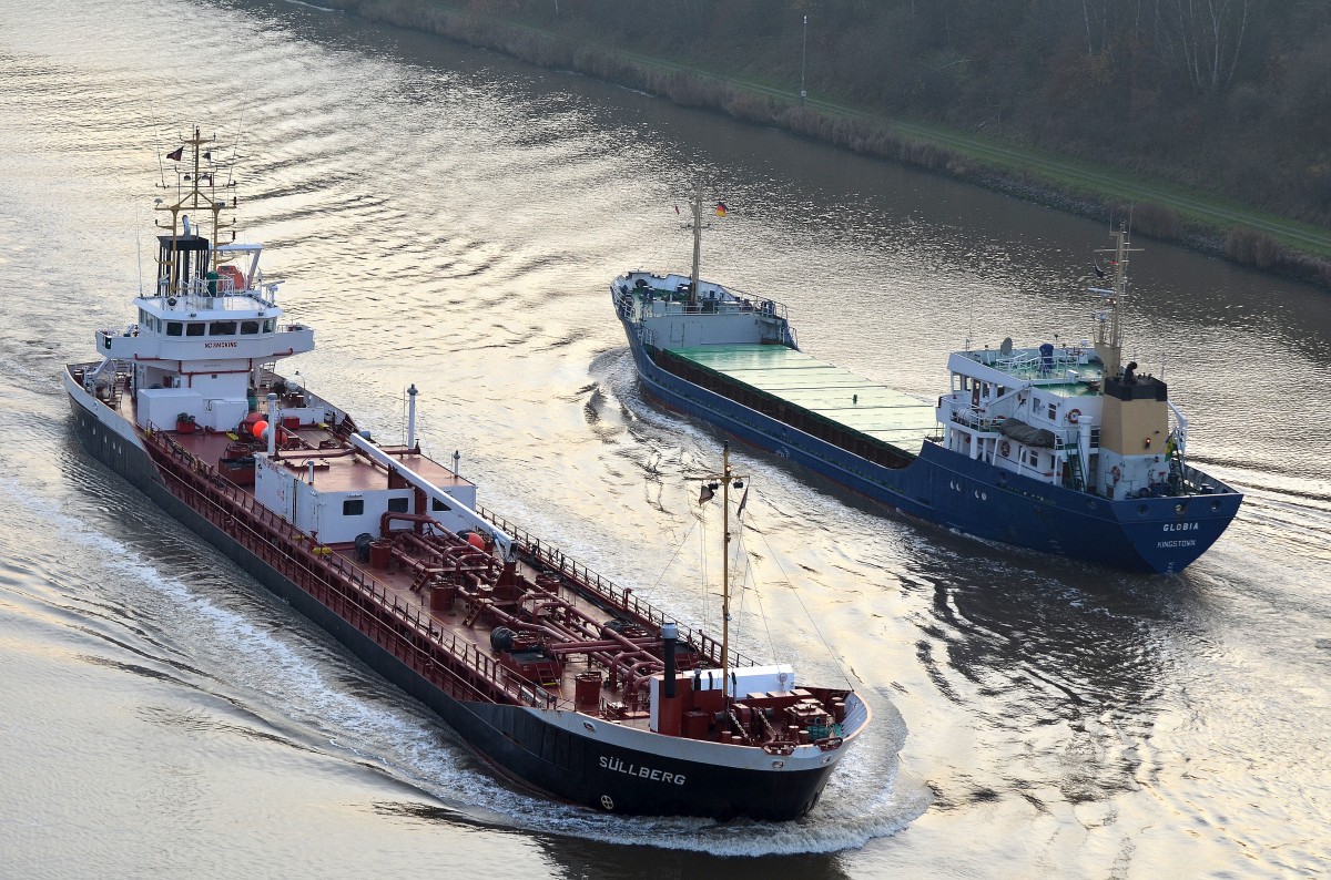 Schiffsbegegnung im Nord-Ostsee-Kanal an der Hochbrücke Grünental zwischen dem kleinen Tanker Süllberg IMO-Nummer:9100114 Flagge:Gibraltar Länge:89.0m Breite:12.0m Baujahr:1994 Bauwerft:Barkmeijer Stroobos Scheepswerf,Stroobos Niederlande und dem Kümo Globia IMO-Nummer:7823334 Flagge:Sankt Vincent und die Grenadinen Länge:66.0m Breite:11.0m Baujahr:1979 Bauwerft:Sander Scheepsen Reparatie Bedrijf,Delfzijl Niederlande am 23.11.14