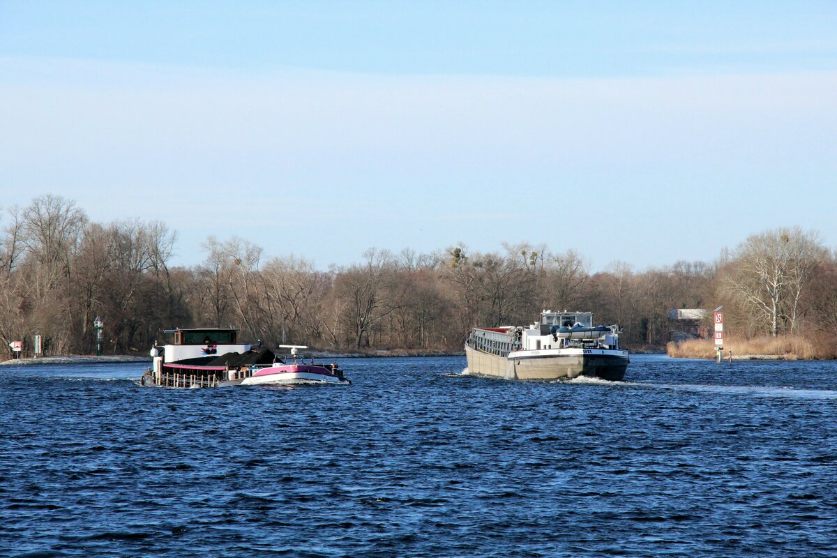 Schiffsbegegnung im  SCHLÄNITZSEE / Sacrow-Paretzer-Kanal / UNTERE HAVEL-WASSERSTRASSE  am 21.01.2022 : GMS ATLANTA (04002230 , 80 x 8,2m) fuhr zu Tal , GMS RÜBEZAHL (04403040 , 80 x 8,20m) zu Berg.