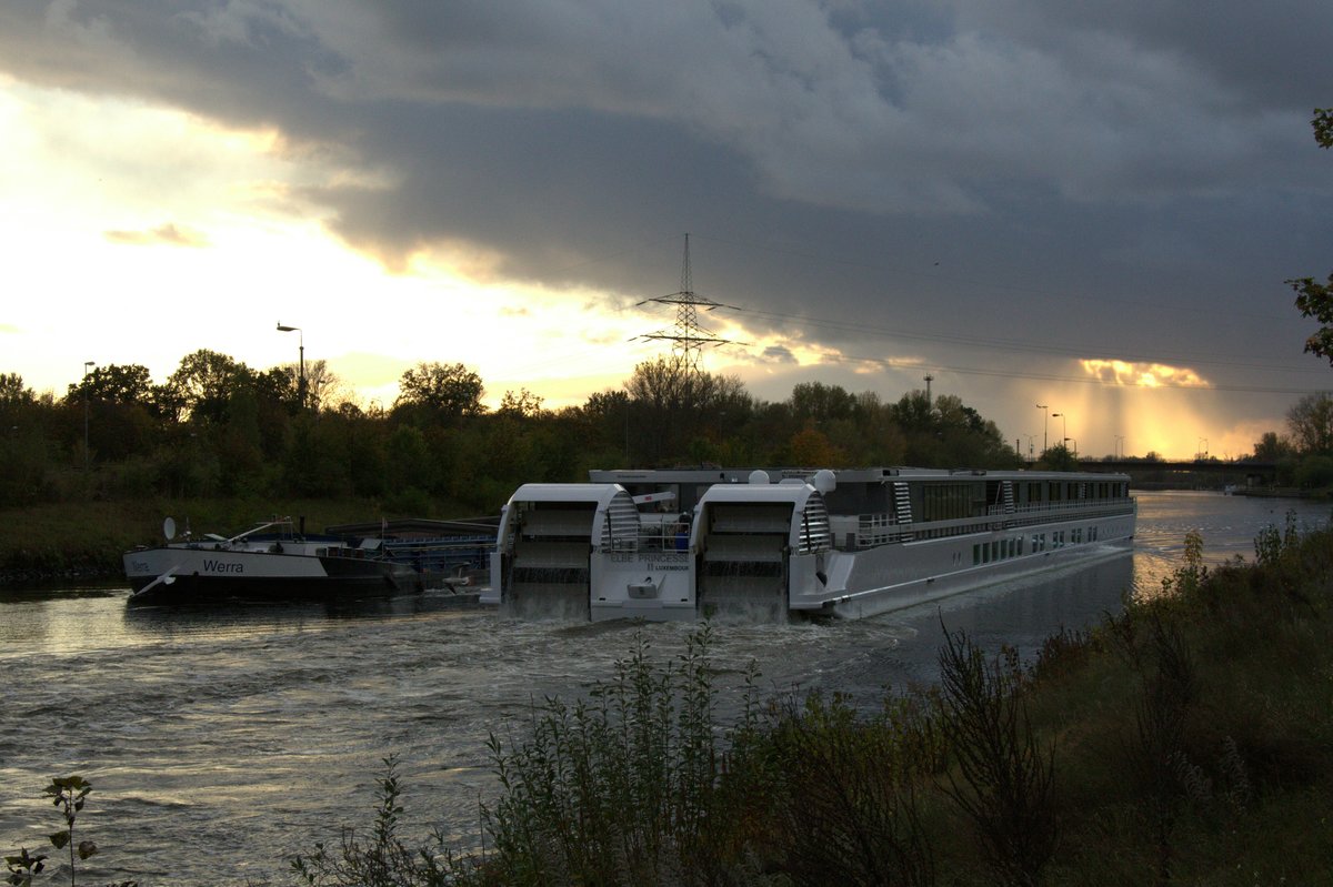 Schiffsbegegnung im Silokanal Brandenburg/ UHW am 28.10.2019. GMS Werra (02203964) fuhr zu Berg , KFGS Elbe Princesse II (20000001) zu Tal. 