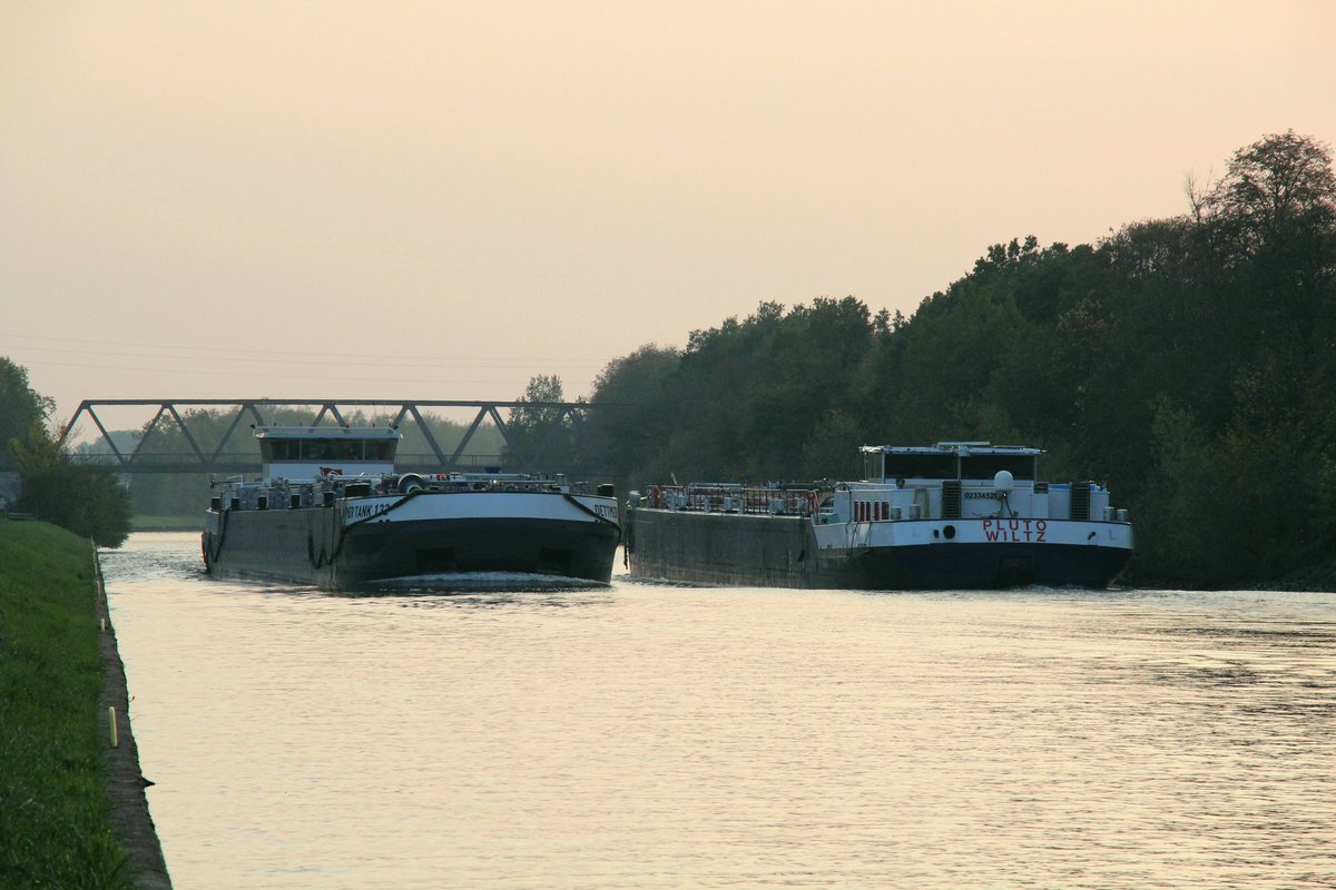 Schiffsbegegung im Mittellandkanal zw. Wedelheine und Edesbüttel am 23.10.2019. TMS Dettmer Tank 132 (02338105) fuhr zu Berg , TMS Pluto (02334521) zu Tal.