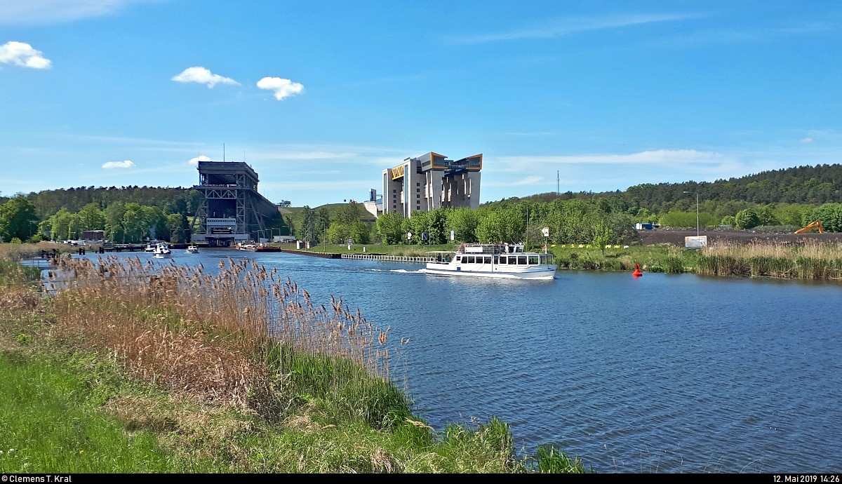 Schiffshebewerk(e) Niederfinow im Wandel der Zeit...
Blick vom Naturschutzgebiet Niederoderbruch (Landkreis Barnim) auf das alte und neue, noch im Bau befindliche Hebewerk am östlichen Ende des Oder-Havel-Kanals, Teil der Havel-Oder-Wasserstraße.
Im Vordergrund erreicht das Fahrgastschiff  Freiherr von Münchhausen II  der Fahrgastschiffahrt Neumann gleich den Ausgangspunkt seiner Besichtigungs- und Hebefahrt für BesucherInnen.
[12.5.2019 | 14:26 Uhr]