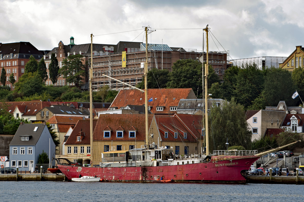 Schiffsname:	SUNTHORICE
Ex-Namen:	White Shark; AUSSENJADE
Nationalität:	D
Heimathafen:	Hamburg
Typ:	Feuerschiff
Rigg:	3m-Gaffelschoner
Baujahr:	1902
Bauwerft:	Meyer-Werft
Bauort:	Papenburg
Länge (Messbrief):	47,20 m
Länge über alles:	57,2 m
Breite:	8,2 m
Tiefgang:	3,40
Segelfläche:	800 m2
Motor:	6 zyl. MWM Diesel Bj. 1942
Leistung:	685 PS 