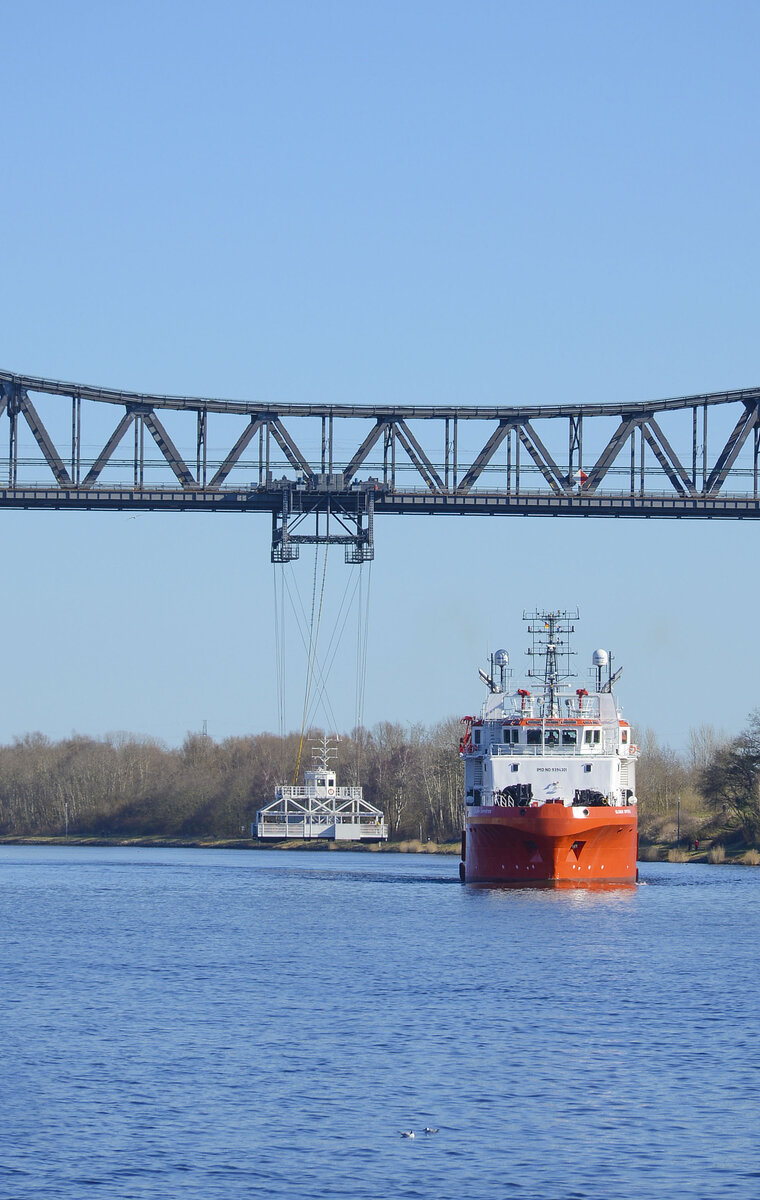 Schiffsverkehr auf dem Nord-Ostsee-Kanal. Im Hintergrund ist die Rendsburger Schwebefähre zu sehen. Aufnahme: 7. März 2022.