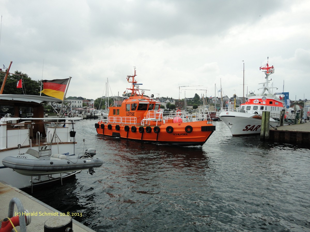 SCHILKSEE am 10.8.2013, Laboe auslaufend /
Lotsenversetzboot, Typ Travemnde / La 16,31 m, B 5,27 m, Tg 1,2 m / 2 MAN-Diesel, ges. 720 kW (980 PS), 16 kn / 1982 bei  A/S Fjellstrand, Aluminium Yachts, Ornastrand, Norwegen /
