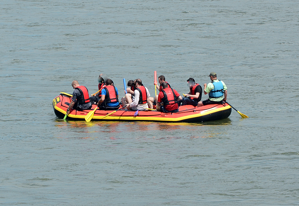Schlauchboot-Freude für 9 Mann auf dem Rhein bei Königswinter - 31.05.2014
