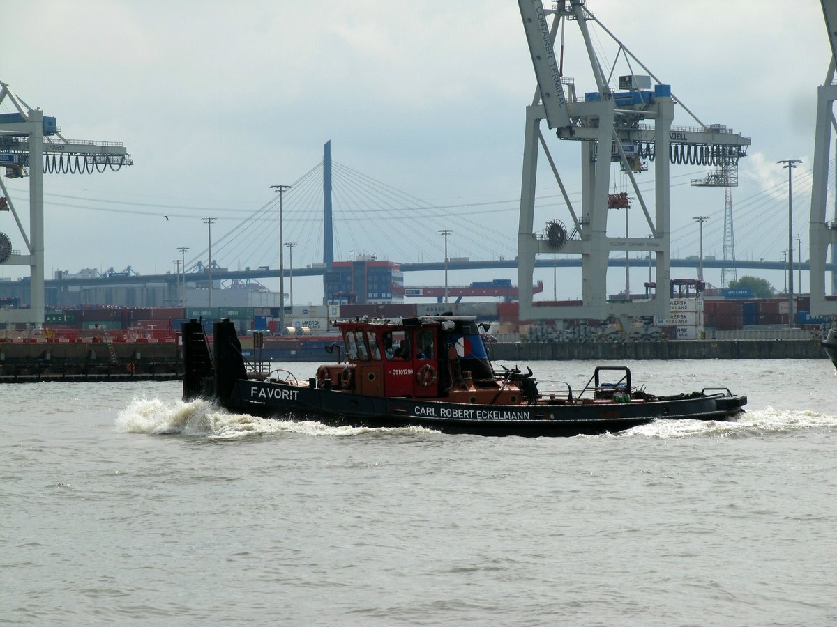 Schlepper / SB Favorit (05101290 , 19,07 x 5,42m) am 17.06.2016 auf der Norderelbe im Hamburger Hafen Höhe Lotsenhöft zu Berg.