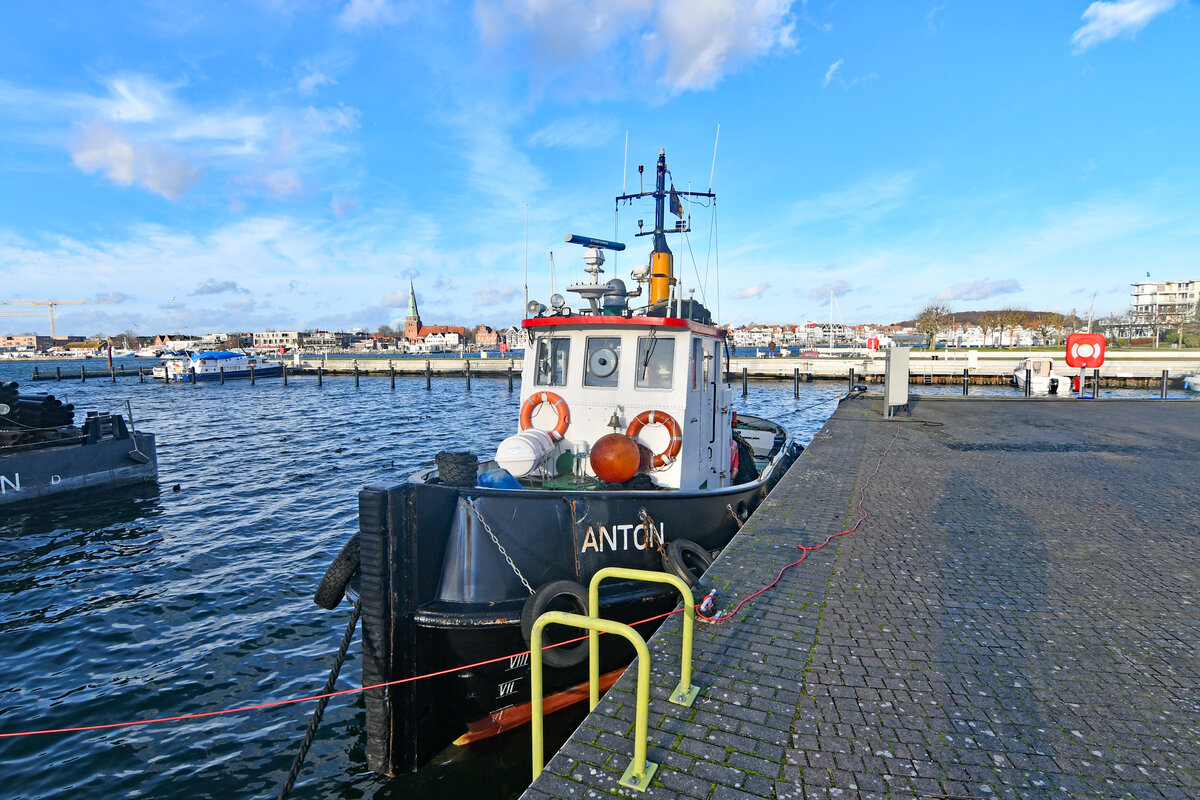 Schlepper ANTON am 01.01.2023 im Hafen von Lübeck-Travemünde
