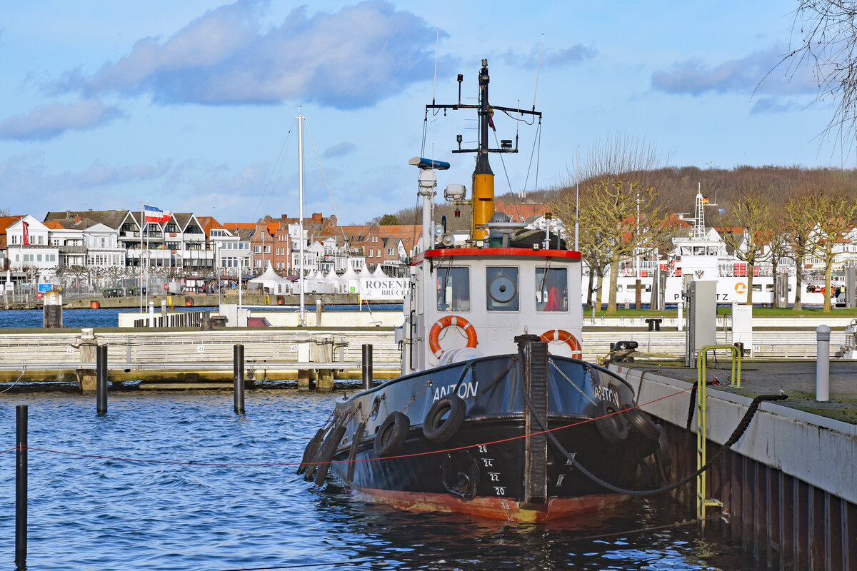 Schlepper ANTON am 01.01.2023 im Hafen von Lübeck-Travemünde