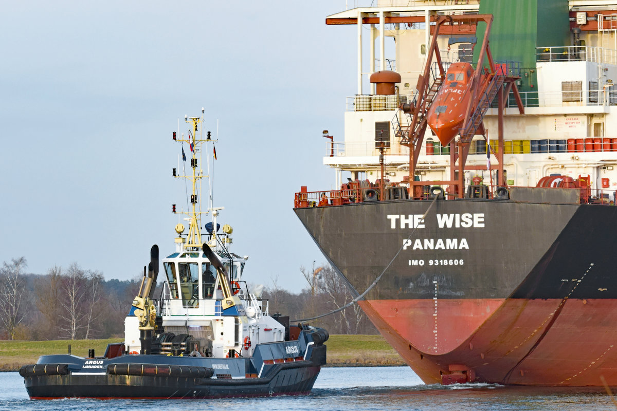 Schlepper ARGUS am 25.02.2021 auf der Trave bei Lübeck. Unterstützung für den Bulk Carrier THE WISE, der in Richtung Ostsee fährt.