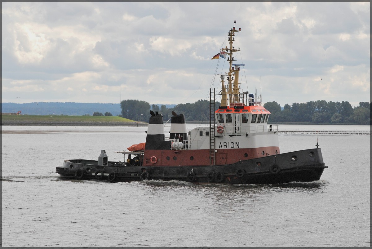 Schlepper  ARION  fhrt gemchlich an Blankenese vorbei, ihrem nchsten Einsatz entgegen. 21.09.2013