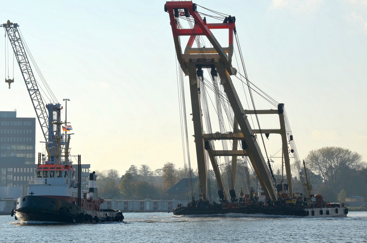 Schlepper Arion IMO-Nummer:7726902 Flagge:Deutschland Länge:30.0m Breite:9.0m Baujahr:1978 Bauwerft:Jadewerft,Wilhelmshaven Deutschland mit Schwimmkran Enak im Nord-Ostsee-Kanal bei Rendsburg am 02.11.14