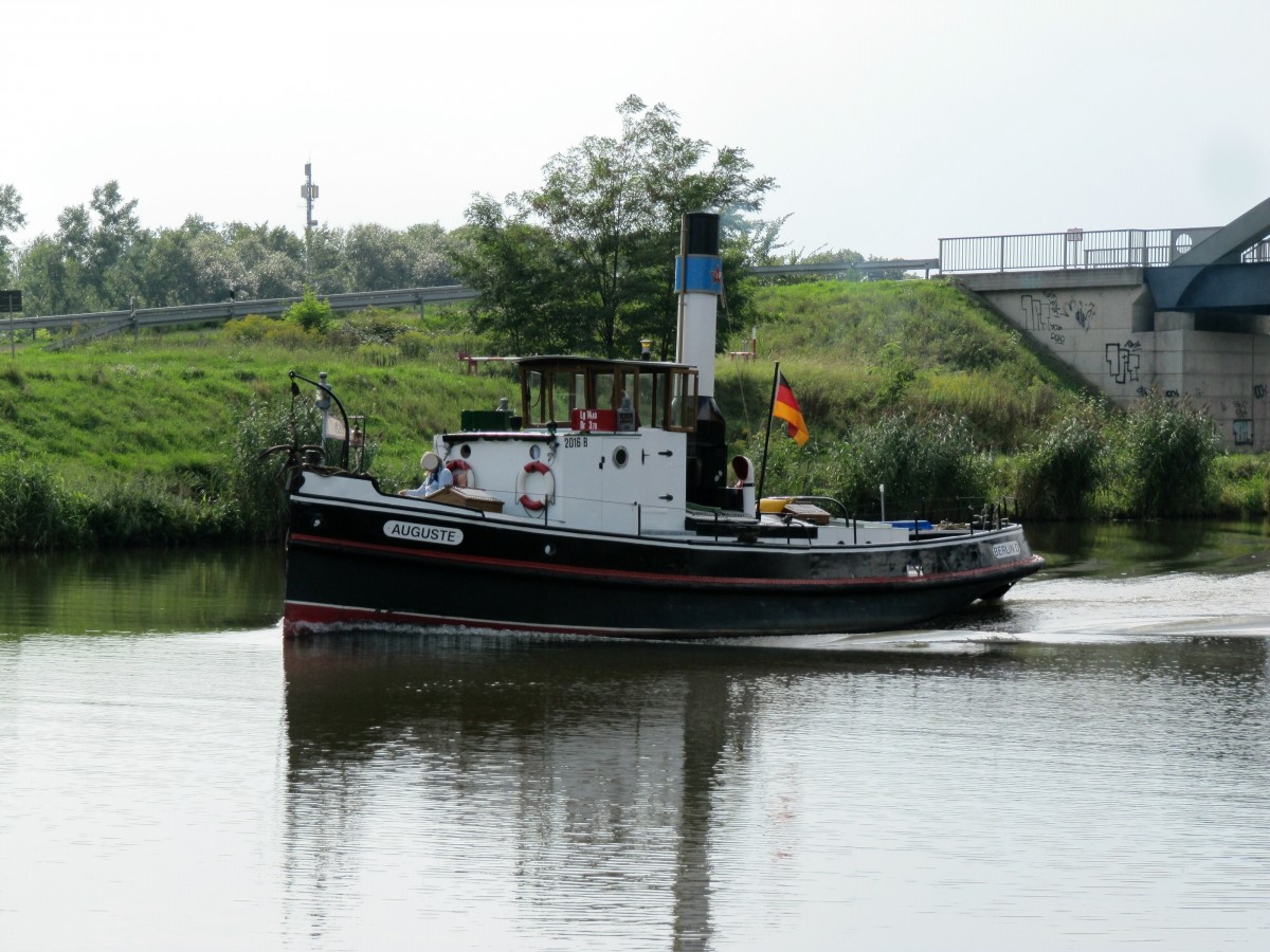 Schlepper Auguste (Reg.-Nr. 2016 b , Bj. 1863 , L 14,40m , B 3,78 , 6 Zyl. Daimler Benz Motor) befuhr am 04.09.2015 den EHK bei Kade Schleuse mit Fahrtrichtung Berlin. 