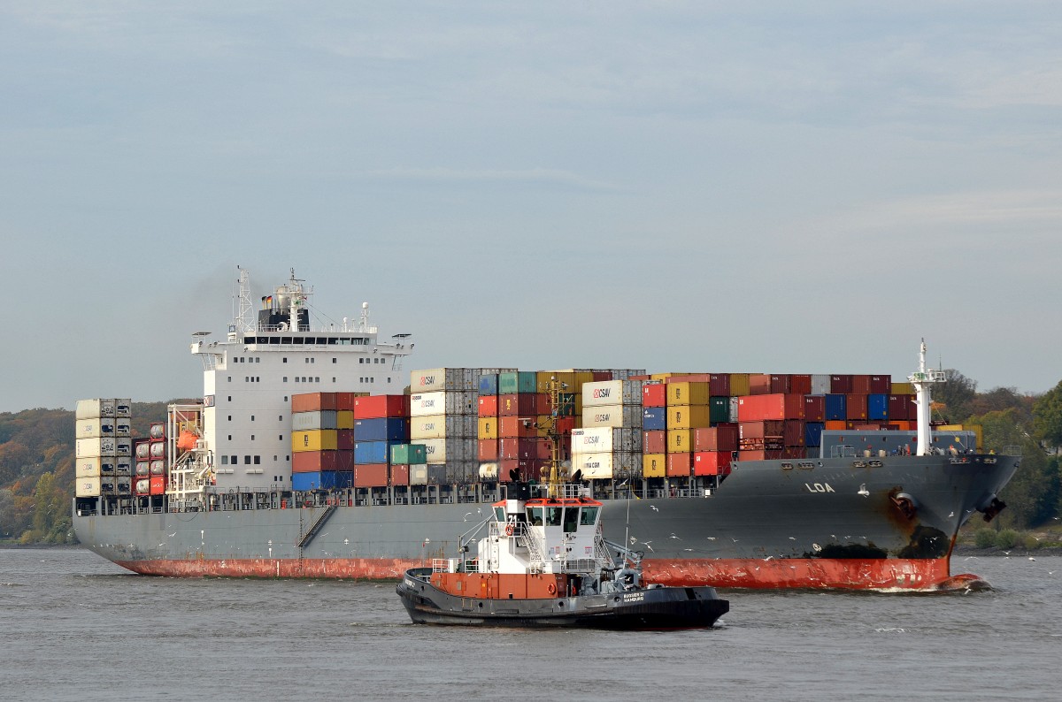 Schlepper Bugsier 21 wartet schon auf die in Hamburg einlaufende Loa IMO-Nummer:9290804 Flagge:Liberia Lnge:269.0m Breite:32.0m Baujahr:2005 Bauwerft:CSBC,Kaohsiung Taiwan aufgenommen am 19.10.13