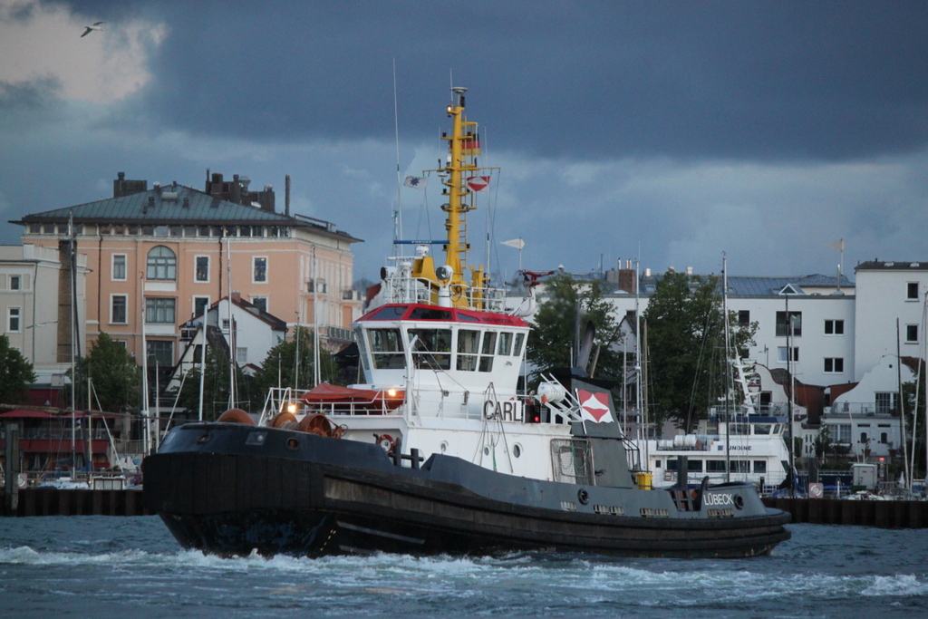 Schlepper Carl am Morgen des 29.05.2019 um 04:58 Uhr in Warnemünde