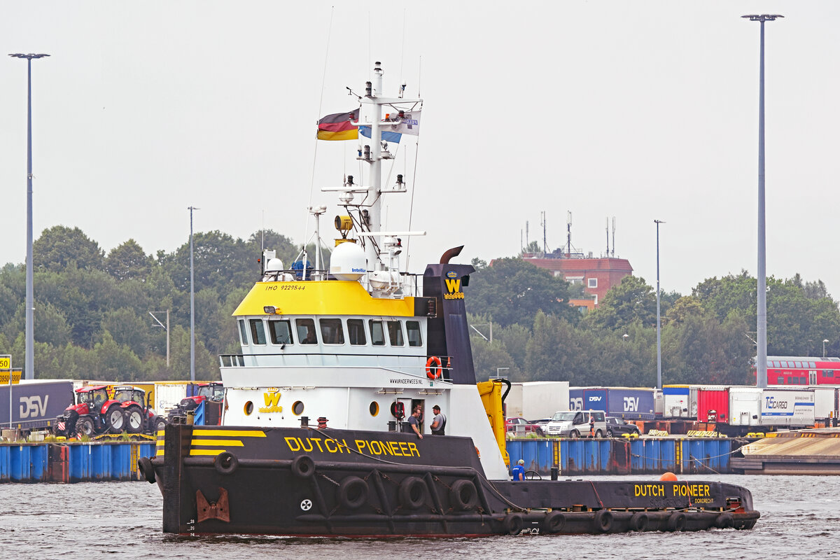 Schlepper DUTCH PIONEER (IMO 9229544) am 13.07.2021 im Hafen von Lübeck-Travemünde