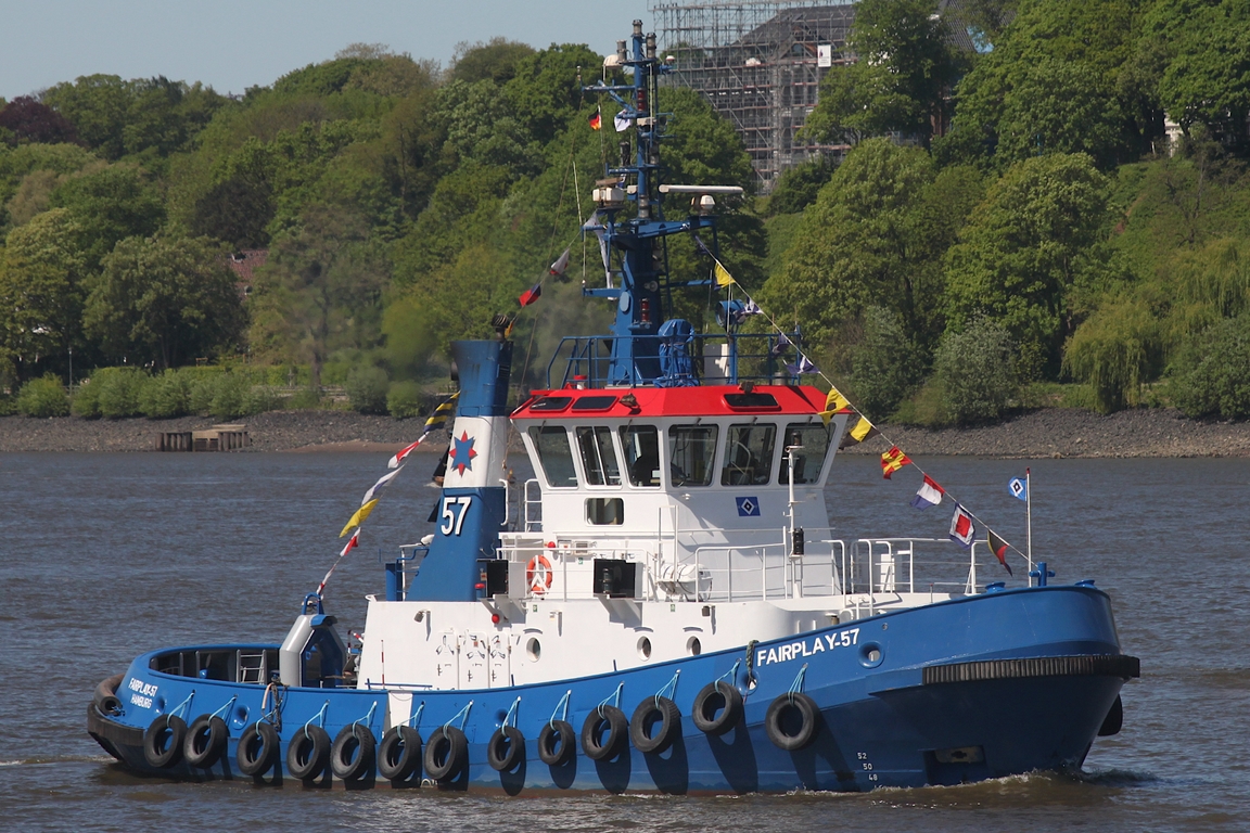 Schlepper FAIRPLAY-57 (IMO 9036246); Datum: 08.05.2026; Aufnahmeort: Elbe/Hafen Hamburg, Deutschland. Das Bild entstand anl�sslich der Einlaufparade zum 837. Hafengeburtstag.
