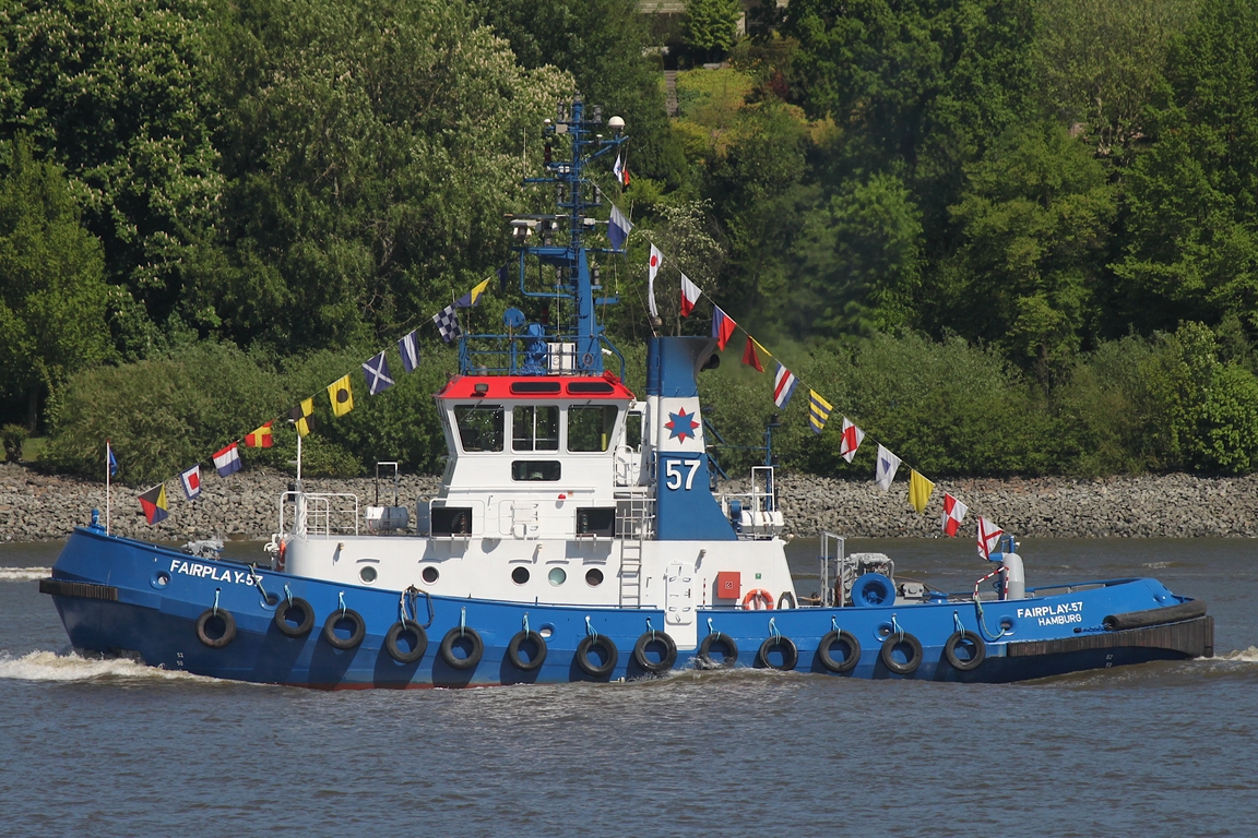 Schlepper FAIRPLAY-57 (IMO 9036246); Datum: 08.05.2026; Aufnahmeort: Elbe/Hafen Hamburg, Deutschland. Das Bild entstand anl�sslich der Einlaufparade zum 837. Hafengeburtstag.