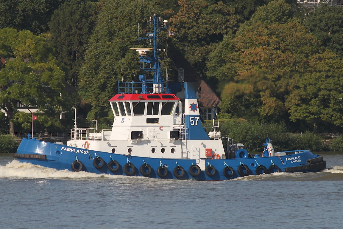Schlepper FAIRPLAY-57 (IMO 9036246); Datum: 12.08.2026; Aufnahmeort: Elbe/Hafen Hamburg, Deutschland.