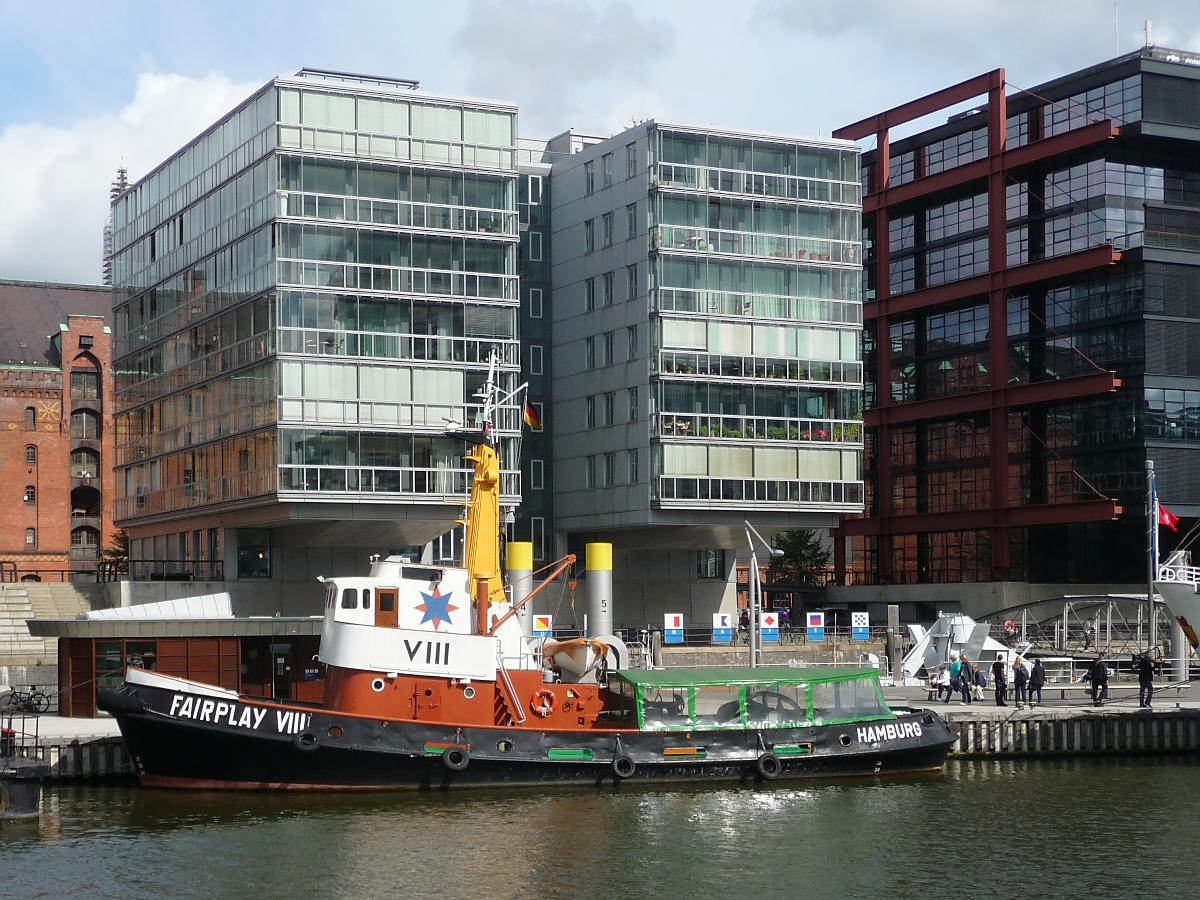 Schlepper  Fairplay VIII  im Sandtorhafen in Hamburg, 8.9.15