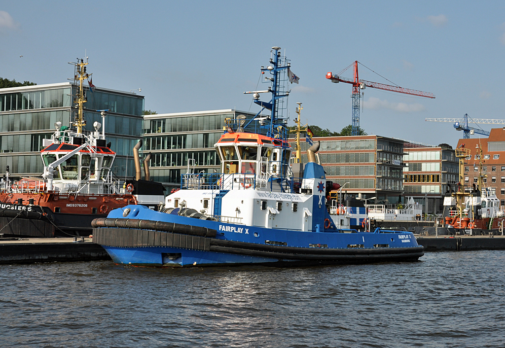 Schlepper  Fairplay X  im Hamburger Hafen - 12.07.2013