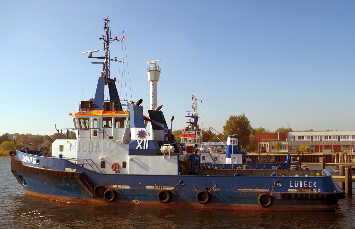 Schlepper Fairplay XII am 03.10.15 in Warnemünde