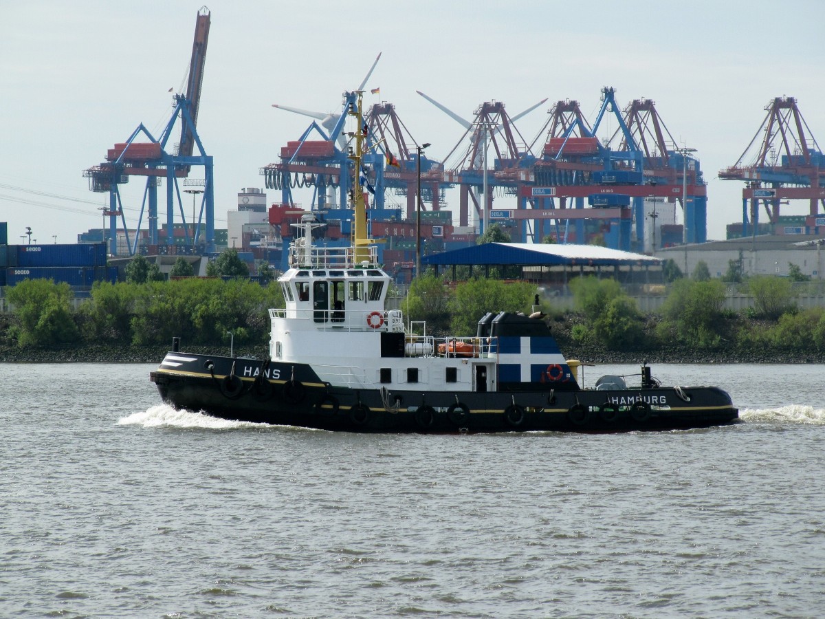 Schlepper Hans (8111922 , 26,36 x 8,90 , Tg. 2.80) am 03.07.2014 auf der Elbe im Hafen HH zu Berg.