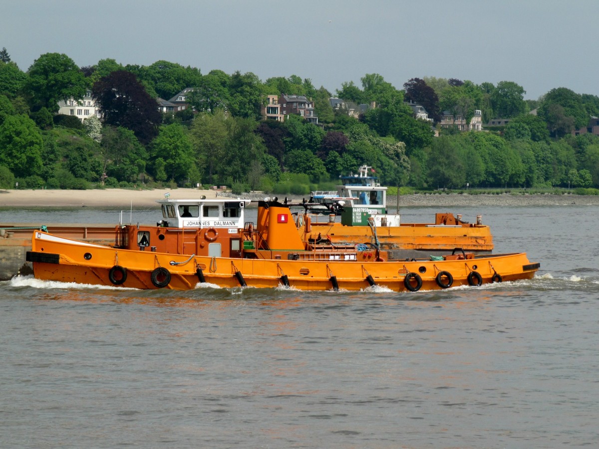 Schlepper Johannes Dalmann (Bj. 1949 , 28,25 x 7,50) am 05.05.2014 aus dem Köhlfleet kommend einfahrend in die Elbe zu Tal.