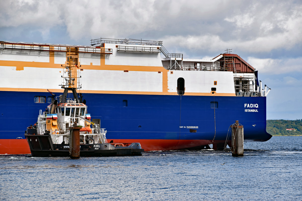 Schlepper KIEL trägt dazu bei, dass der Stapellauf der FADIQ (im Hintergrund) erfolgreich von Statten geht. Flensburg, 07.09.2017 