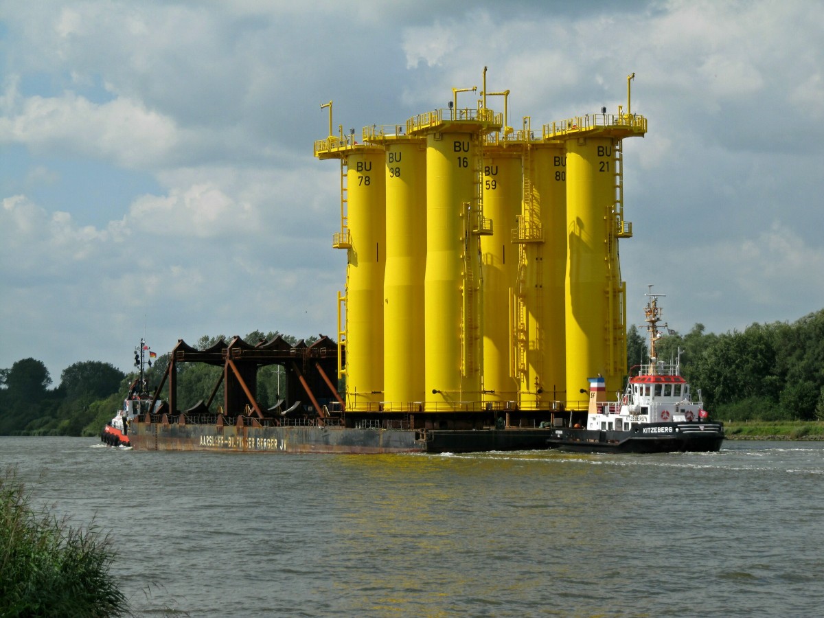 Schlepper Kitzeberg , IMO 9041150 , 26,60 x 9,20m , dient am 13.08.2014 als  Bremse  des vom Schlepper MTS Vanauish gezogenen Schleppzuges im NOK zw. Fähre Breiholz und Weiche Breiholz gen Westen.