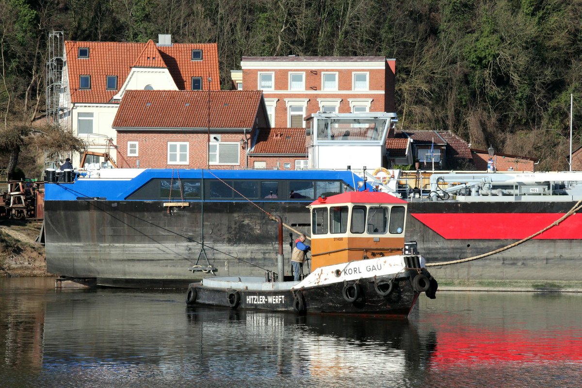 Schlepper Korl Gau (5114500) der Hitzler Werft in Lauenburg/Elbe machte am 26.02.2019 am Heck des TMS Nicole Burmester (04811460) fest um diesen von der Slipanlage zu lösen.