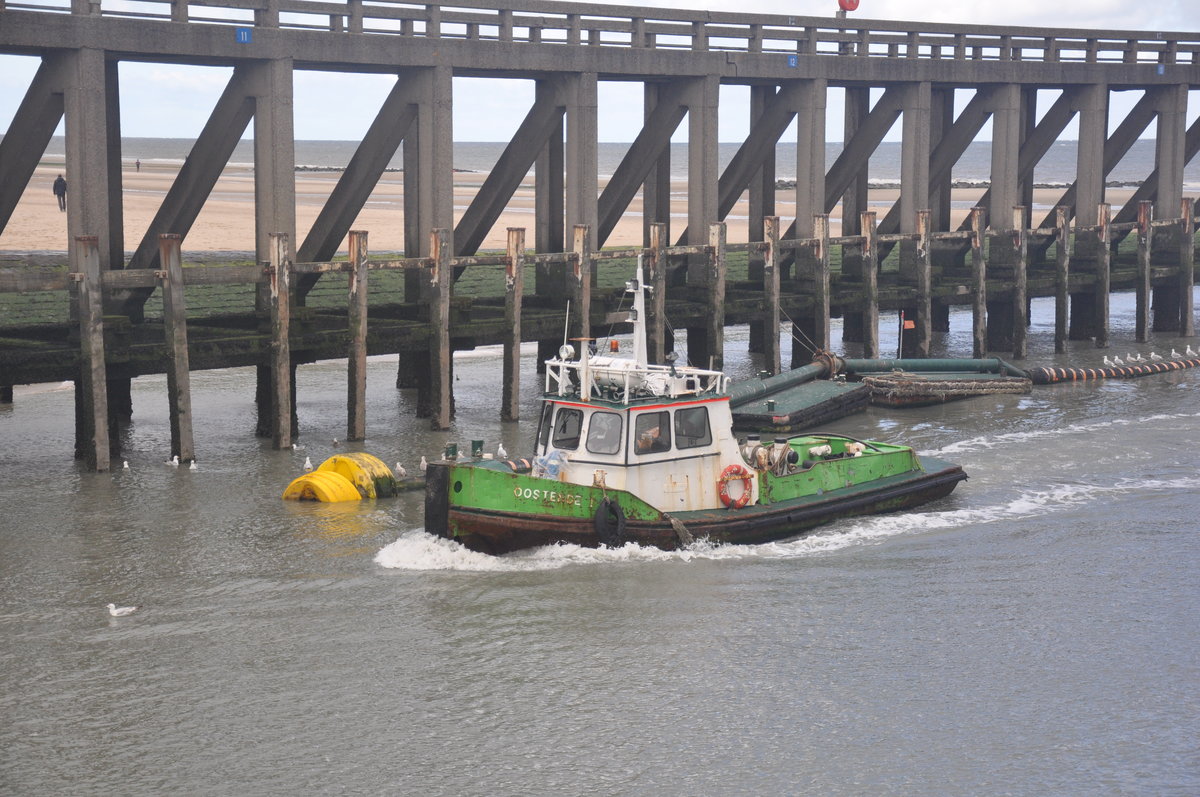 Schlepper Oostende I, jetzt in Einsatz um die Bagger Vlaanderen VII und Vlaanderen XVI zu unterstützen, aufgenommen 23.07.2017 beim Eintritt in den Hafen von Blankenberge