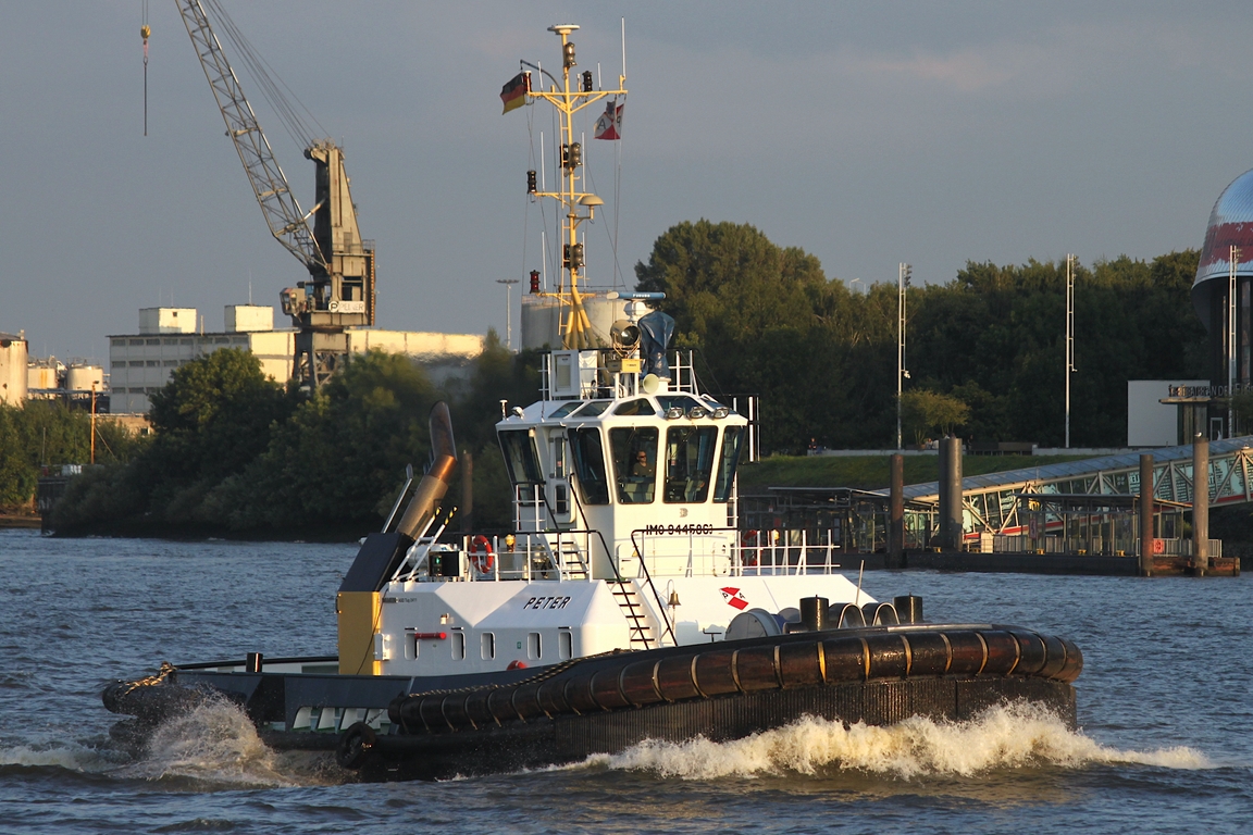 Schlepper PETER (IMO 9445863); Datum: 08.08.2025; Aufnahmeort: Elbe/Hafen Hamburg, Deutschland.