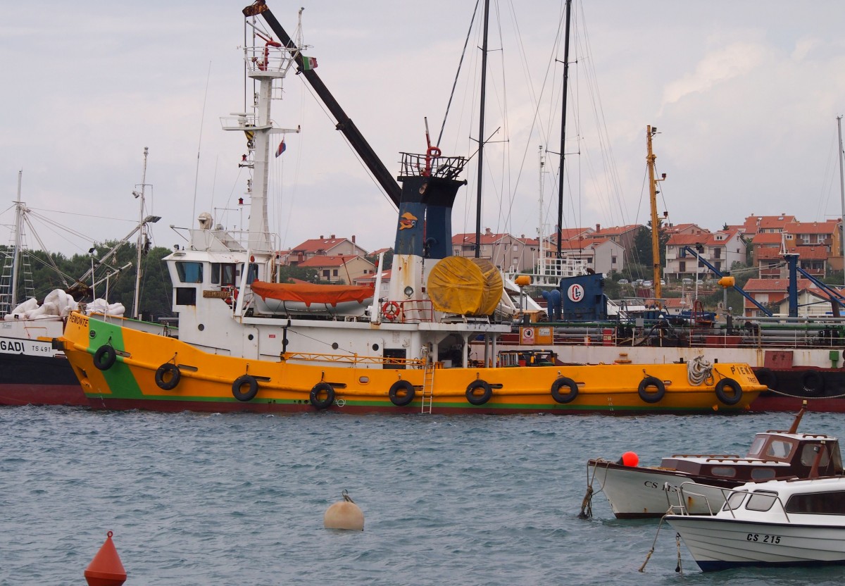 Schlepper PIEMONTE Schlepper und fährt unter der Flagge von Italy (IMO: 7427556, MMSI: 247176800). in Haffen Cres am 15. 9. 2015.