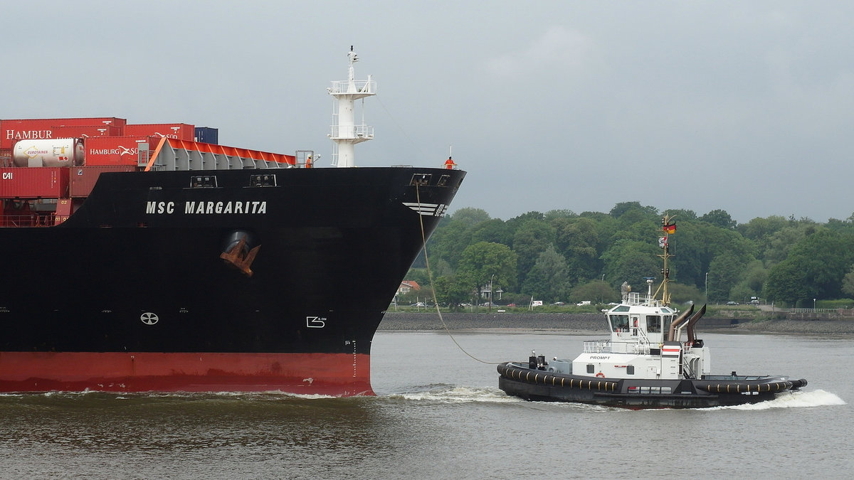 Schlepper PROMPT (IMO 9647409) am Bug von Containerschiff MSC MARGARITA, IMO 9238741, Flagge Liberia, einlaufend Hamburg, Rüschpark, 27.5.2016
